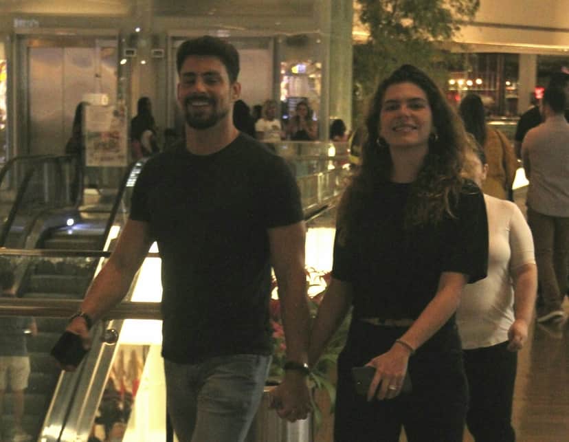 Cauã Reymond e Mariana Goldfarb durante passeio pelo shopping (Foto: Jose Humberto / AgNews) Cauã Reymond e Mariana Goldfarb durante passeio pelo shopping (Foto: Jose Humberto / AgNews)