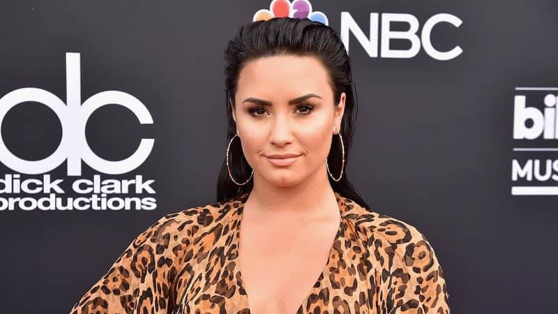 Demi Lovato se converte e é batizada no Rio Jordão (Foto: Reprodução) Demi Lovato se converte e é batizada no Rio Jordão (Foto: Reprodução)