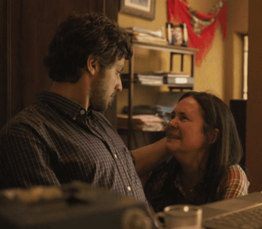 Danilo (Chay Suede) e Thelma (Adriana Esteves) em chamada de Amor de Mãe (Foto: Divulgação/TV Globo)