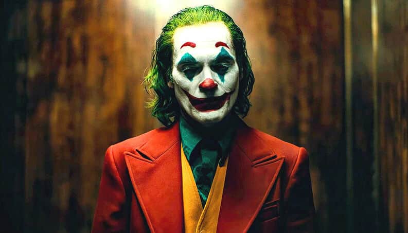 Joaquin Phoenix, o Coringa, vai ao cinema e dá uma risada igual seu personagem durante a sessão (Foto: Reprodução) Joaquin Phoenix, o Coringa, vai ao cinema e dá uma risada igual seu personagem durante a sessão (Foto: Reprodução)
