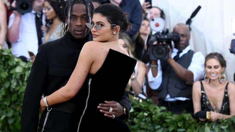 Kylie Jenner e Travis Scott se separam e pegam o público de surpresa (Foto: Reprodução) Kylie Jenner e Travis Scott se separam e pegam o público de surpresa (Foto: Reprodução)