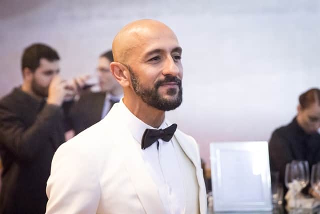 Irandhir Santos será o vilão Álvaro em Amor de Mãe, ele terá uma fábrica de plástico e é defendido por Vitória em seus crimes ambientais (Foto: Globo/João Cotta) Irandhir Santos será o vilão Álvaro em Amor de Mãe, ele terá uma fábrica de plástico e é defendido por Vitória em seus crimes ambientais (Foto: Globo/João Cotta)