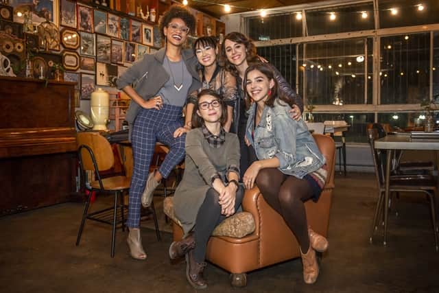 Lica (Manoela Aliperti), Ellen (Heslaine Vieira), Keyla (Gabriela Medvedovski), Tina (Ana Hikari) e Benê (Daphne Bozaski) em As Five, série derivada de Malhação: Viva a Diferença (Foto: Globo/Fábio Rocha)
