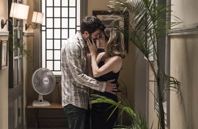 Rael (Rafael Queiroz) e Lyris (Deborah Evelyn) em cena de A Dona do Pedaço (Foto: Globo/Victor Pollak) Rael (Rafael Queiroz) e Lyris (Deborah Evelyn) em cena de A Dona do Pedaço (Foto: Globo/Victor Pollak)