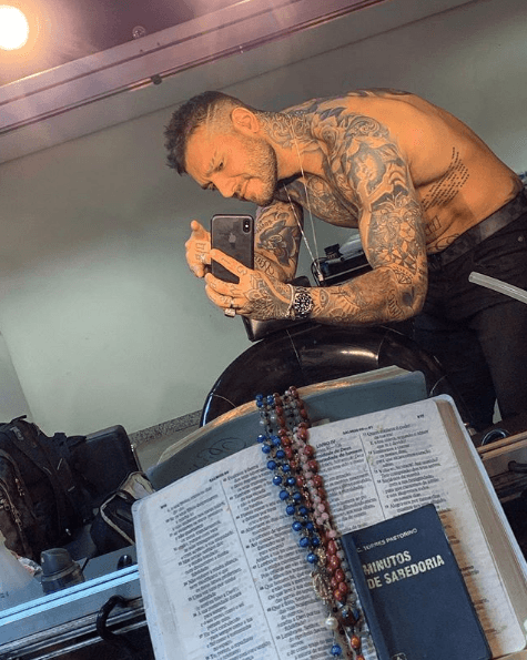O famoso cantor Lucas Lucco e a bíblia sagrada cristã (Foto: Reprodução/ Instagram) O famoso cantor Lucas Lucco e a bíblia sagrada cristã (Foto: Reprodução/ Instagram)