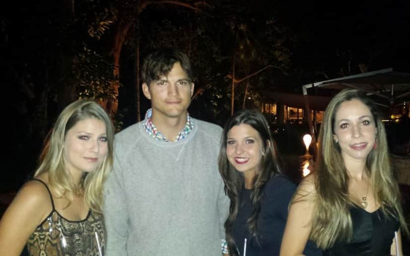Ao lado das amigas, Marina Ozorio fez foto com o astro internacional Ashton Kutcher — Foto: Marina Ozorio/Arquivo Pessoal Ao lado das amigas, Marina Ozorio fez foto com o astro internacional Ashton Kutcher — Foto: Marina Ozorio/Arquivo Pessoal