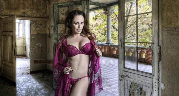 Núbia Oliiver de lingerie(Fausto Saez/Divulgação) Núbia Oliiver de lingerie(Fausto Saez/Divulgação)