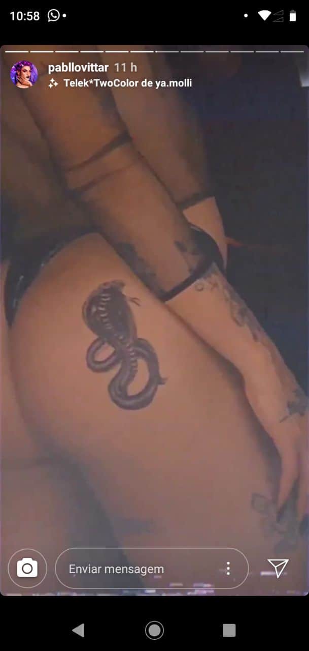 Cantora causou com tatuagem íntima de uma cobra (Foto: Reprodução/ Instagram) Cantora causou com tatuagem íntima de uma cobra (Foto: Reprodução/ Instagram)