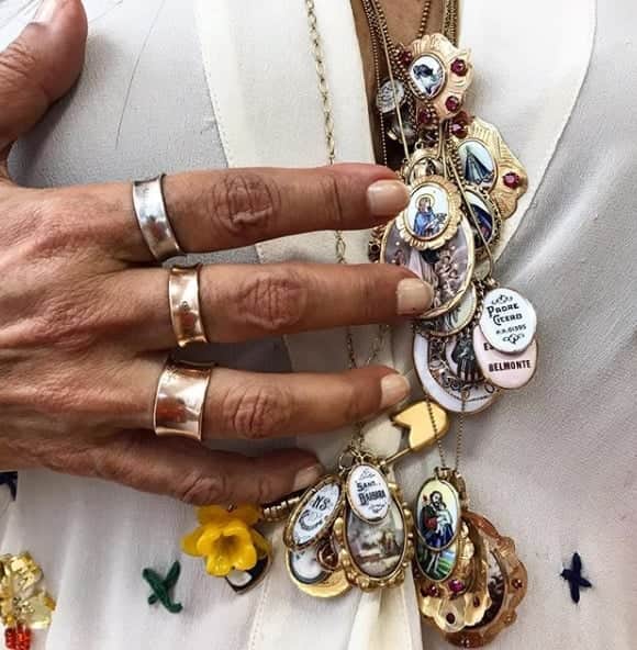 Mãe de Regina Casé e suas medalhas de santos para a novela Amor de Mãe Mãe de Regina Casé e suas medalhas de santos para a novela Amor de Mãe