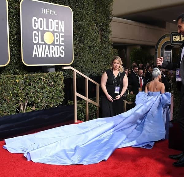 Lady gaga esquece vestido usado no Globo de Ouro em Hotel e camareira leva peça a leilão Lady gaga esquece vestido usado no Globo de Ouro em Hotel e camareira leva peça a leilão
