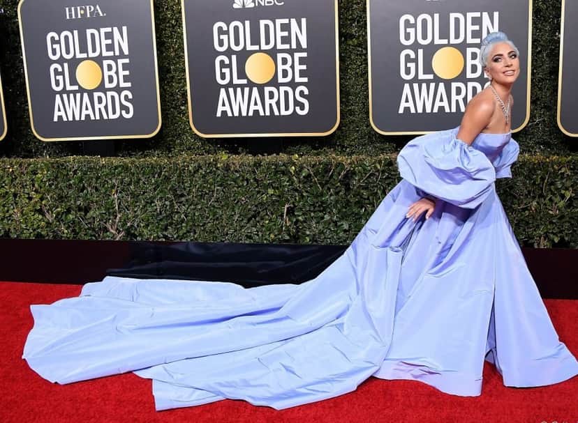 Lady gaga esquece vestido usado no Globo de Ouro em Hotel e camareira leva peça a leilão Lady gaga esquece vestido usado no Globo de Ouro em Hotel e camareira leva peça a leilão