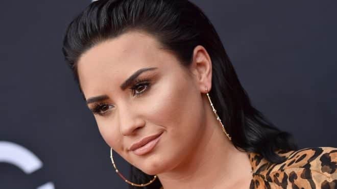 Demi Lovato cnão faz mais parte do time das solteiras. A cantora assumiu o namoro com um modelo (Foto: Reprodução) Demi Lovato cnão faz mais parte do time das solteiras. A cantora assumiu o namoro com um modelo (Foto: Reprodução)