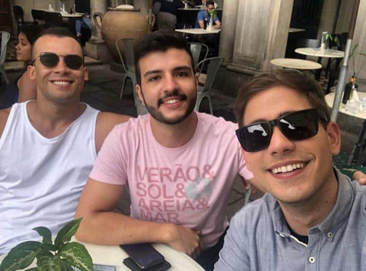 Matheus Ribeiro com o namorado, Yuri Piazzarollo, e o repórter Erick Rianelli (Foto: Reprodução/Instagram) Matheus Ribeiro com o namorado, Yuri Piazzarollo, e o repórter Erick Rianelli (Foto: Reprodução/Instagram)