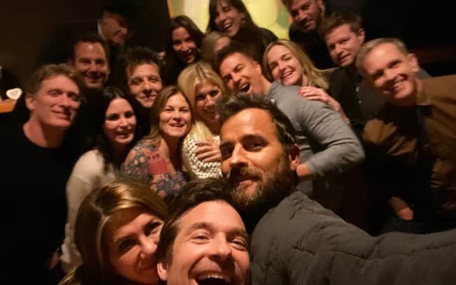 Jennifer Aniston tem recaída e passa o Dia de Ação de Graças com o ex-marido Justin Theroux (Foto: Reprodução) Jennifer Aniston tem recaída e passa o Dia de Ação de Graças com o ex-marido Justin Theroux (Foto: Reprodução)