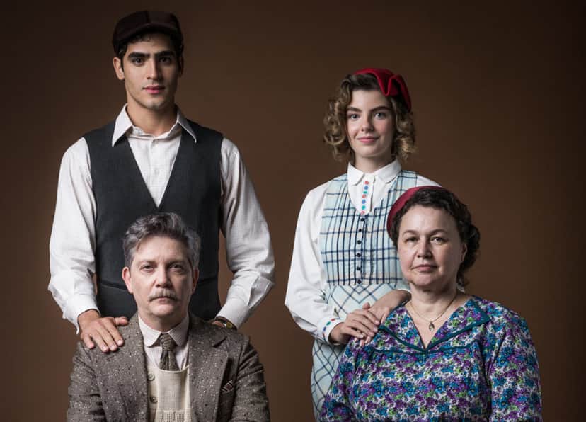 Genu ( Kelzy Ecard ), Virgulino ( Kiko Mascarenhas ), Lili ( Triz Pariz ) e Jhona ( Burjack ) em Éramos Seis. (Foto: Reprodução / TV Globo) Genu ( Kelzy Ecard ), Virgulino ( Kiko Mascarenhas ), Lili ( Triz Pariz ) e Jhona ( Burjack ) em Éramos Seis. (Foto: Reprodução / TV Globo)