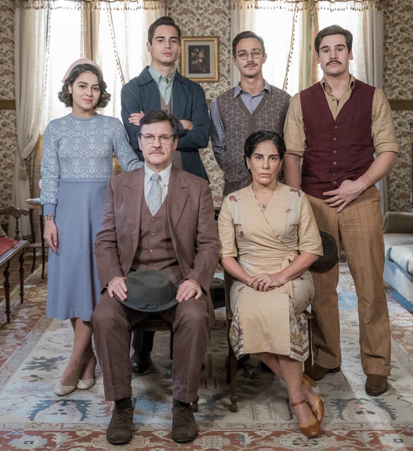Lola ( Gloria Pires ), Júlio ( Antonio Calloni ), Carlos ( Danilo Mesquita ), Alfredo ( Nicolas Prattes ), Julinho ( André Luiz Frambach ), Isabel ( Giullia Buscacio) e Isabel ( Giullia Buscacio ) Lola ( Gloria Pires ), Júlio ( Antonio Calloni ), Carlos ( Danilo Mesquita ), Alfredo ( Nicolas Prattes ), Julinho ( André Luiz Frambach ), Isabel ( Giullia Buscacio) e Isabel ( Giullia Buscacio )