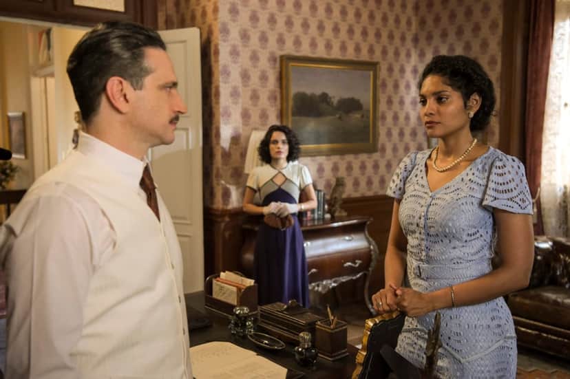 Joao Aranha (Caco Ciocler) conversa com Shirley (Barbara Reis) sobre Ines (Carol Macedo), que chega inesperadamente em Éramos Seis Joao Aranha (Caco Ciocler) conversa com Shirley (Barbara Reis) sobre Ines (Carol Macedo), que chega inesperadamente em Éramos Seis