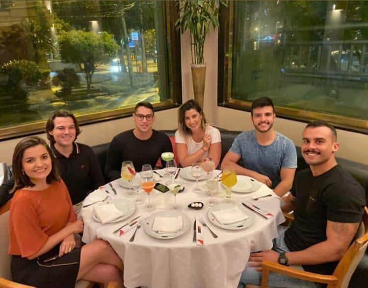 Matheus Ribeiro com a jornalista Larissa Pereira e seu namorado Yuri Piazzarollo (Foto: Reprodução/Instagram) Matheus Ribeiro com a jornalista Larissa Pereira e seu namorado Yuri Piazzarollo (Foto: Reprodução/Instagram)