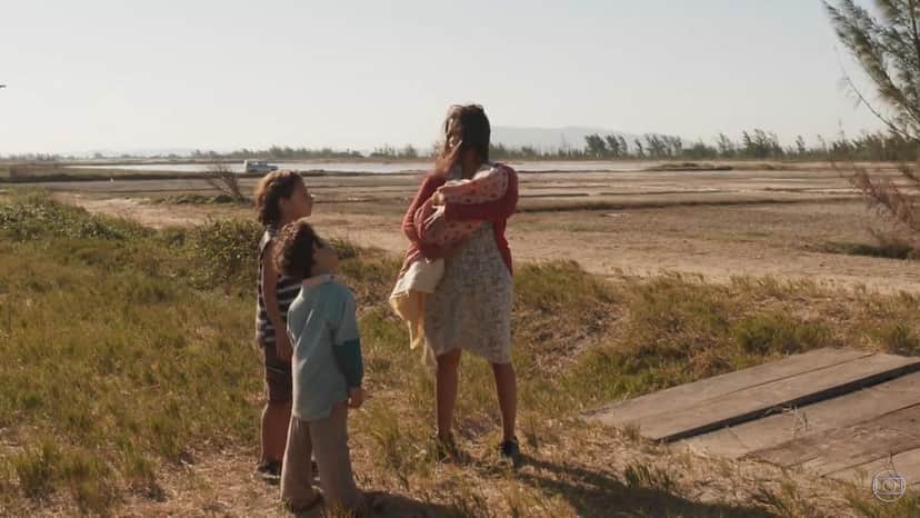 Magno (João Guilherme Fonseca) com Ryan (Pietro Buonnafina) e Lurdes (Lucy Alves) na primeira fase de Amor de Mãe (Foto: Divulgação/TV Globo) Magno (João Guilherme Fonseca) com Ryan (Pietro Buonnafina) e Lurdes (Lucy Alves) na primeira fase de Amor de Mãe (Foto: Divulgação/TV Globo)