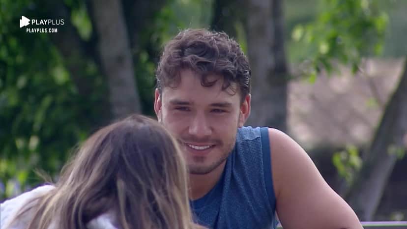 Lucas Viana durante conversa com Hariany Almeida em A Fazenda (Reprodução: PlayPlus) Lucas Viana durante conversa com Hariany Almeida em A Fazenda (Reprodução: PlayPlus)