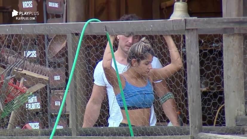 Lucas Viana e Hariany Almeida falam sobre relacionamento dentro A Fazenda e discordam (Reprodução: PlayPlus/Record TV) Lucas Viana e Hariany Almeida falam sobre relacionamento dentro A Fazenda e discordam (Reprodução: PlayPlus/Record TV)