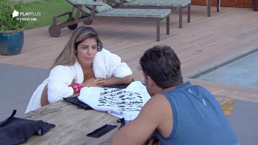 Hariany e Lucas Viana tretam após peoa recusar beijo do modelo em A Fazenda (Reprodução: PlayPlus) Hariany e Lucas Viana tretam após peoa recusar beijo do modelo em A Fazenda (Reprodução: PlayPlus)