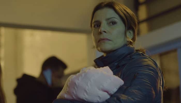 Débora Bloch (Lúcia) em cena da série Segunda Chamada, que igualou recorde de audiência na Globo (Foto: Reprodução/Globo) Débora Bloch (Lúcia) em cena da série Segunda Chamada, que igualou recorde de audiência na Globo (Foto: Reprodução/Globo)