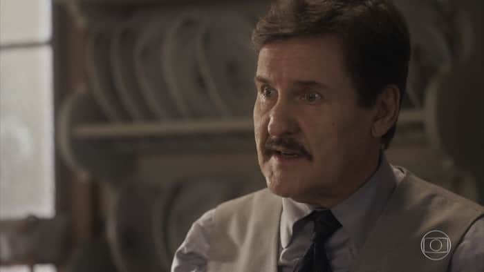 Júlio (Antonio Calloni) será flagrado com amante em Éramos Seis (Foto: Reprodução/Globo) Júlio (Antonio Calloni) será flagrado com amante em Éramos Seis (Foto: Reprodução/Globo)