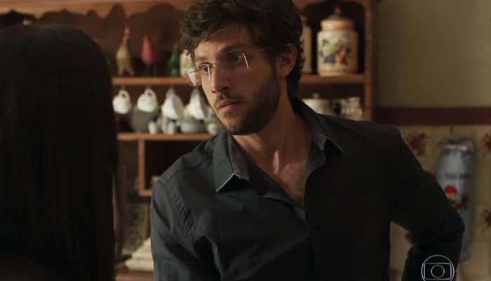 Danilo, personagem de Chay Suede, pode ser Domênico, o filho perdido de Lurdes (Regina Casé) em Amor de Mãe (Foto: Reprodução/Globo) Danilo, personagem de Chay Suede, pode ser Domênico, o filho perdido de Lurdes (Regina Casé) em Amor de Mãe (Foto: Reprodução/Globo)