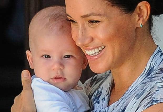 Meghan Markle sai de casa com Archie depois de confusão com Harry (Foto: Reprodução) Meghan Markle sai de casa com Archie depois de confusão com Harry (Foto: Reprodução)