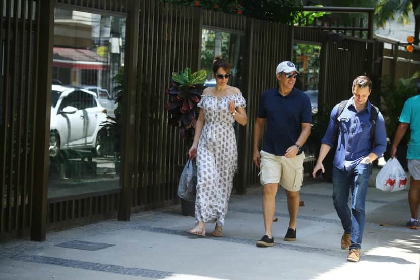 William Bonner e sua esposa Natasha Dantas tomam cafe em padaria e passeiam pela Zona Sul do Rio de Janeiro (Foto AgNews) William Bonner e sua esposa Natasha Dantas tomam cafe em padaria e passeiam pela Zona Sul do Rio de Janeiro (Foto AgNews)