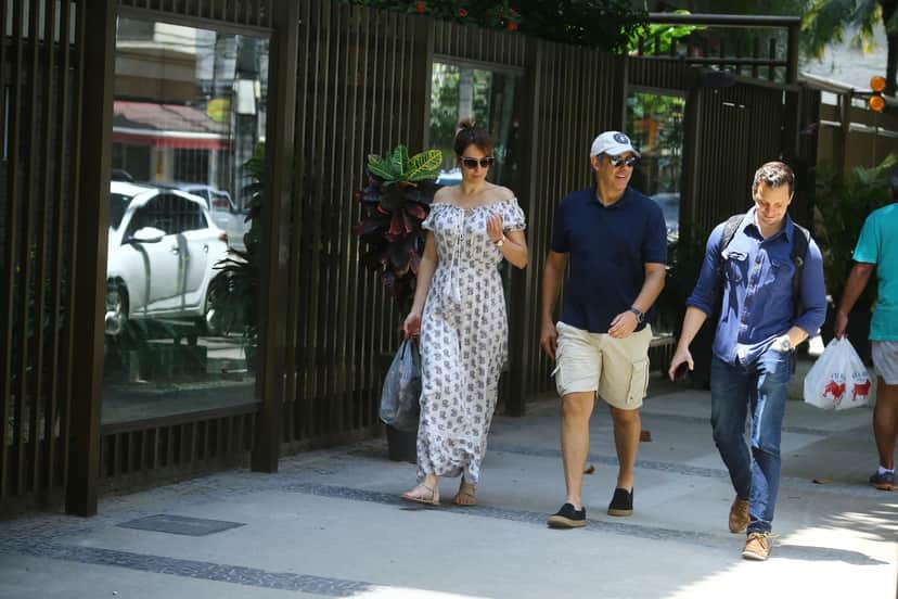 William Bonner e sua esposa Natasha Dantas tomam cafe em padaria e passeiam pela Zona Sul do Rio de Janeiro (Foto AgNews) William Bonner e sua esposa Natasha Dantas tomam cafe em padaria e passeiam pela Zona Sul do Rio de Janeiro (Foto AgNews)