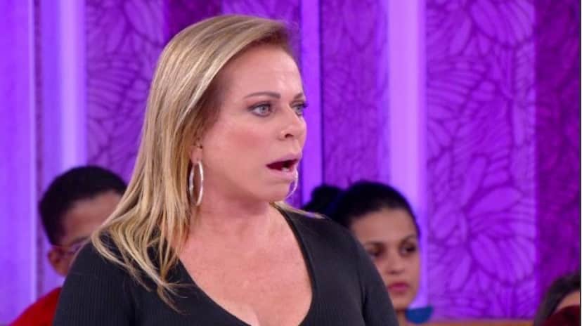 Christina Rocha revela caso de traição em Casos de Família no SBT e confusão chama atenção (Imagem: Reprodução) Christina Rocha revela caso de traição em Casos de Família no SBT e confusão chama atenção (Imagem: Reprodução)