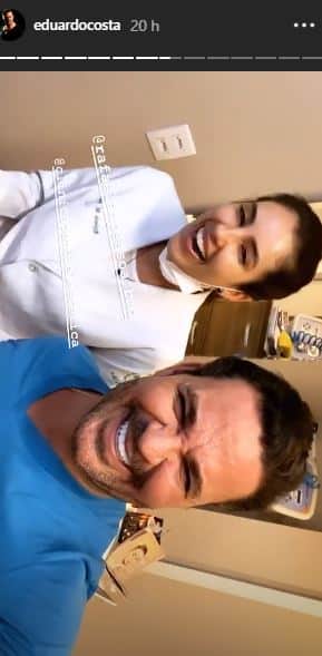 Eduardo Costa põe a boca no trombone e constrange médica durante procedimento (Foto: Reprodução/Instagram) Eduardo Costa põe a boca no trombone e constrange médica durante procedimento (Foto: Reprodução/Instagram)