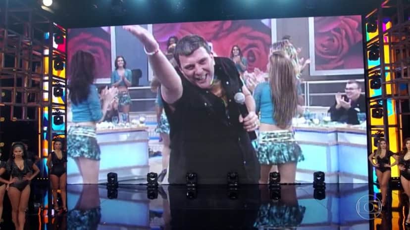 Faustão interrompe o clima de Festa do Domingão para homenagear Jorge Fernando que faleceu domingo passado, 27 (Imagem: Reprodução) Faustão interrompe o clima de Festa do Domingão para homenagear Jorge Fernando que faleceu domingo passado, 27 (Imagem: Reprodução)