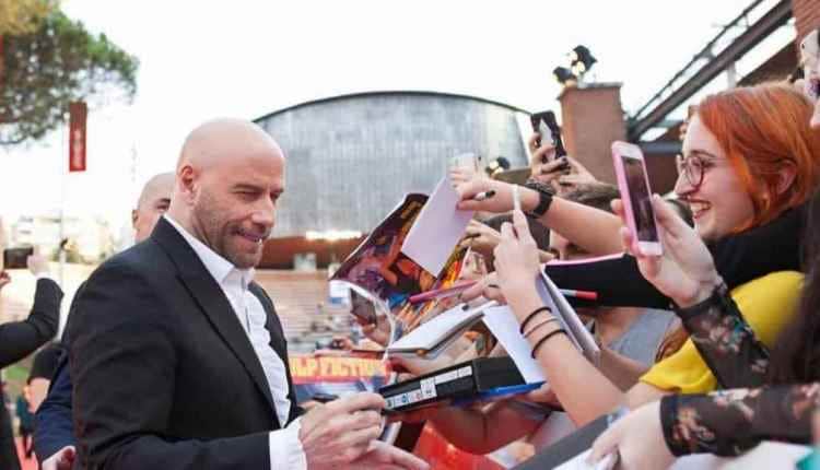 O ator John Travolta causou polêmica ao cobrar dois mil reais para tirar fotos com os fãs (Imagem: Reprodução) O ator John Travolta causou polêmica ao cobrar dois mil reais para tirar fotos com os fãs (Imagem: Reprodução)
