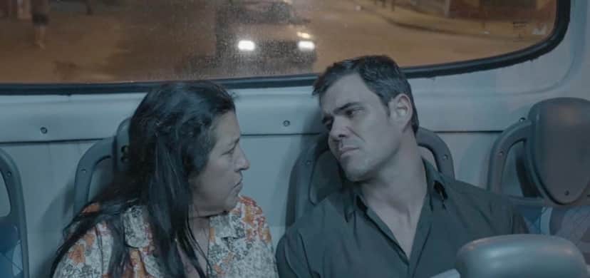 Magno (Juliano Cazarré) e Lurdes (Regina Casé) são mãe e filho em Amor de Mãe (Foto: Reprodução/TV Globo) Magno (Juliano Cazarré) e Lurdes (Regina Casé) são mãe e filho em Amor de Mãe (Foto: Reprodução/TV Globo)