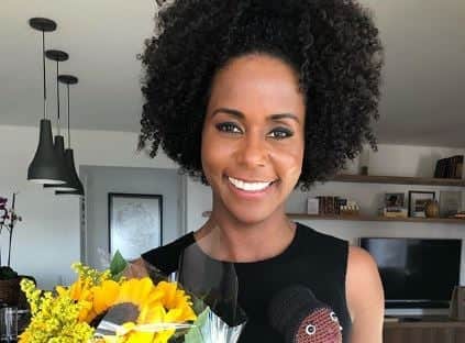 A apresentadora e âncora do Jornal Hoje da Globo, Maju Coutinho deixou os seus fãs emocionados ao compartilhar relato de uma telespectadora (Foto: Globo) A apresentadora e âncora do Jornal Hoje da Globo, Maju Coutinho deixou os seus fãs emocionados ao compartilhar relato de uma telespectadora (Foto: Globo)