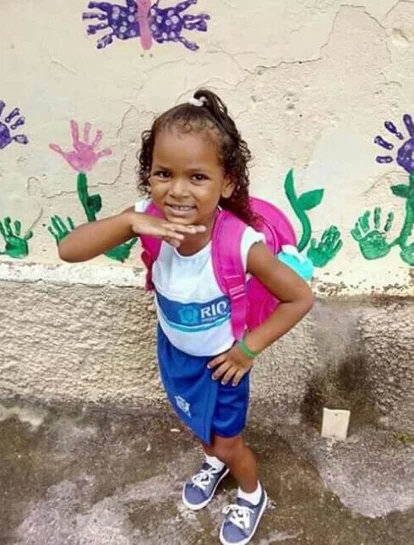 Pagodeiro ajuda família de Ketellen Umbelino de Oliveira Gomes, de 5 anos, morreu na madrugada desta quarta-feira no Hospital municipal Albert Schweitzer, em Realengo (Foto: Reprodução) Pagodeiro ajuda família de Ketellen Umbelino de Oliveira Gomes, de 5 anos, morreu na madrugada desta quarta-feira no Hospital municipal Albert Schweitzer, em Realengo (Foto: Reprodução)