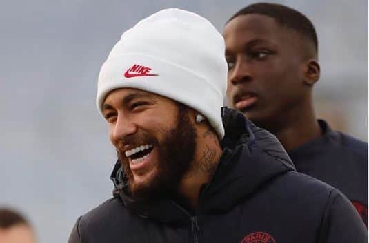 O famoso jogador de futebol, Neymar se tornou um dos assuntos mais comentados nas redes sociais ao surgir com uma calça branca que deixou tudo marcando (foto: Reprodução/Instagram) O famoso jogador de futebol, Neymar se tornou um dos assuntos mais comentados nas redes sociais ao surgir com uma calça branca que deixou tudo marcando (foto: Reprodução/Instagram)
