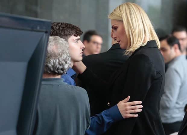 Ana Hickmann conforta João Augusto, filho de Gugu durante o velório do apresentador (Foto: Reprodução) Ana Hickmann conforta João Augusto, filho de Gugu durante o velório do apresentador (Foto: Reprodução)