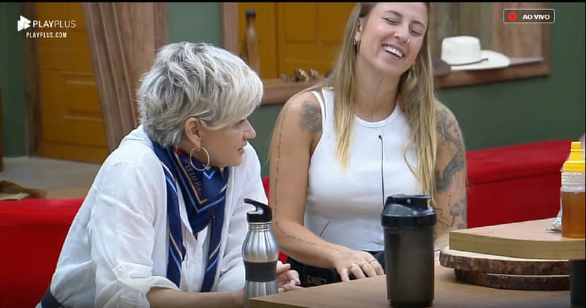 Andréa de Nóbrega e Bifão brincam de apresentar telejornal em A Fazenda 11 (Reprodução: PlayPlus) Andréa de Nóbrega e Bifão brincam de apresentar telejornal em A Fazenda 11 (Reprodução: PlayPlus)