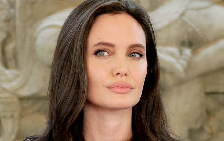 Angelina Jolie tem que tomar difícil decisão para salvar sua vida (Foto: Reprodução) Angelina Jolie tem que tomar difícil decisão para salvar sua vida (Foto: Reprodução)