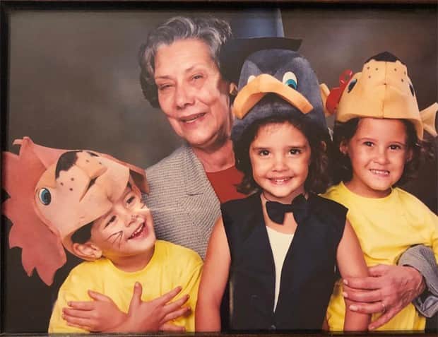 Vinícius, Beatriz e Laura, filhos de William Bonner, com a avó, Maria Luiza Bonemer (Foto: Reprodução / Instagram) Vinícius, Beatriz e Laura, filhos de William Bonner, com a avó, Maria Luiza Bonemer (Foto: Reprodução / Instagram)