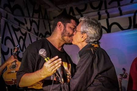 Caetano Veloso e Criolo trocam beijos em palco durante apresentação em São Paulo (Imagem: Instagram) Caetano Veloso e Criolo trocam beijos em palco durante apresentação em São Paulo (Imagem: Instagram)