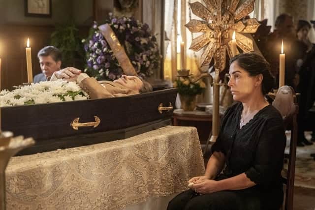 Lola (Gloria Pires) desolada no velório de Júlio (Antonio Calloni) em Éramos Seis (Foto: Globo/Paulo Belote) Lola (Gloria Pires) desolada no velório de Júlio (Antonio Calloni) em Éramos Seis (Foto: Globo/Paulo Belote)
