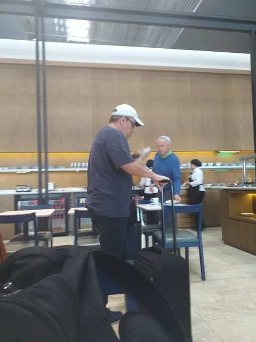 O apresentador estava prestes a embarcar no avião com destino a Orlando, na Flórida (Foto: Reprodução/ Twitter) O apresentador estava prestes a embarcar no avião com destino a Orlando, na Flórida (Foto: Reprodução/ Twitter)
