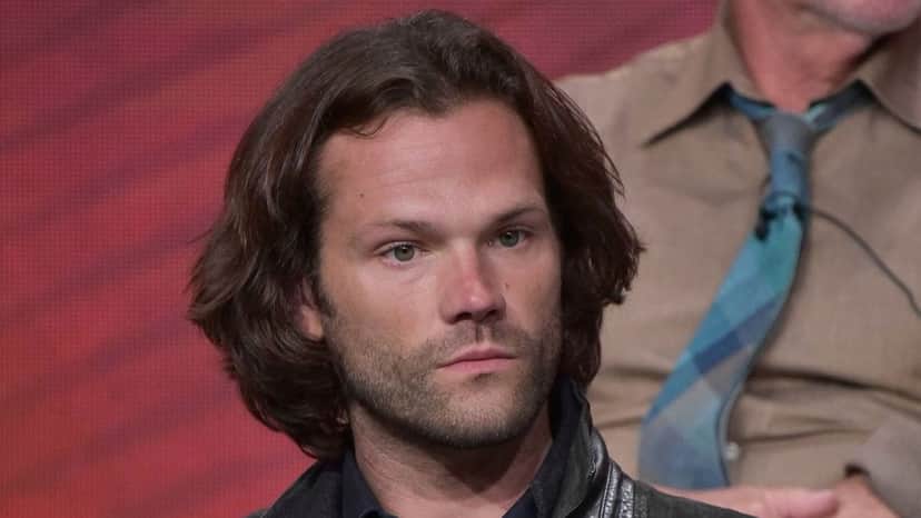 Jared Padalecki aparece vestido com camisa contendo imagem dele na prisão (Foto: Reprodução) Jared Padalecki aparece vestido com camisa contendo imagem dele na prisão (Foto: Reprodução)