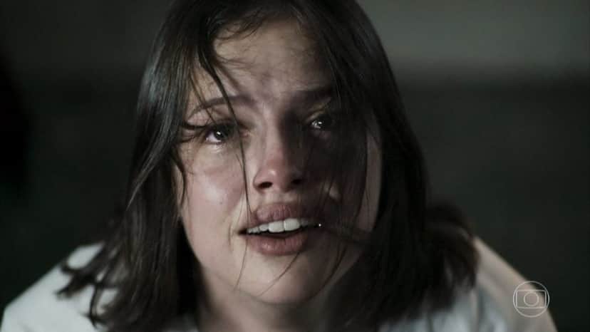 Atriz Agatha Moreira intérprete de Josiane em cena de A Dona do Pedaço, ela olha para cima com expressão de alívio Atriz Agatha Moreira intérprete de Josiane em cena de A Dona do Pedaço, ela olha para cima com expressão de alívio