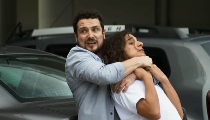 Lauro imobiliza Merlin com faca em A Dona do Pedaço (Foto: Reprodução/Globo) Lauro imobiliza Merlin com faca em A Dona do Pedaço (Foto: Reprodução/Globo)